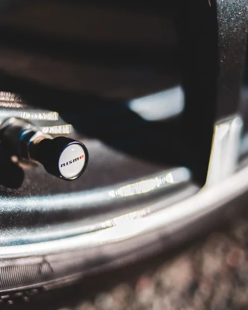 Valve de pneu sur une jante, prête pour le contrôle de pression avant la piste